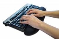 <p>De ergonomische polssteun zorgt voor een juiste positie van de pols tijdens het gebruik van een toetsenbord.</p>
<p>Vulling: memoryfoam<br />Kleur: zwart</p>