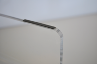 <p>Laptopstandaard van hoogwaardig, helder en stijlvol 6 mm acryl. <br />Zet uw laptop op een ergonomische correcte hoogte voor optimaal comfort, en maakt het voor u mogelijk om met een extern toetsenbord en muis prettig en goed op de laptop te werken. <br />Het platform staat onder een hoek van 5° voor een optimaal zicht op het scherm. <br />Apple® Magic toetsenbord kan onder de standaard worden gezet.</p>
<p> </p>
<p> </p>