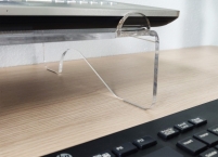 <p>Laptopstandaard van hoogwaardig, helder en stijlvol 6 mm acryl. <br />Zet uw laptop op een ergonomische correcte hoogte voor optimaal comfort, en maakt het voor u mogelijk om met een extern toetsenbord en muis prettig en goed op de laptop te werken. <br />Het platform staat onder een hoek van 5° voor een optimaal zicht op het scherm. <br />Apple® Magic toetsenbord kan onder de standaard worden gezet.</p>
<p> </p>
<p> </p>