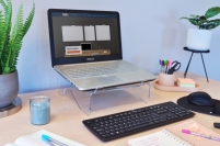 <p>Laptopstandaard van hoogwaardig, helder en stijlvol 6 mm acryl. <br />Zet uw laptop op een ergonomische correcte hoogte voor optimaal comfort, en maakt het voor u mogelijk om met een extern toetsenbord en muis prettig en goed op de laptop te werken. <br />Het platform staat onder een hoek van 5° voor een optimaal zicht op het scherm. <br />Apple® Magic toetsenbord kan onder de standaard worden gezet.</p>
<p> </p>
<p> </p>