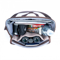<p>De Vesta Start SO 26 is geschikt voor een compacte camera met ingebouwde lens / spiegelloze camera (CSC) met gemonteerde lens + Vesta compact verrekijker 8210 of 1021 / Vesta 1042 verrekijker / Vesta spotting scope + accessoires, tablet en persoonlijke benodigdheden. Snel toegankelijk via de bovenliggende rits opening en opent van het lichaam af. Verborgen vak, gemakkelijk en discreet snel toegang tot uw verrekijker van buitenaf.</p>
<ul>
<li>Vesta Link – match met Vesta verrekijkers, spotting scopes en statieven</li>
<li>Speciale vakken voor optiek van verschillende grootte</li>
<li>Lichtgekleurd interieur om de inhoud gemakkelijk te onderscheiden</li>
<li>Rondom volledig gewatteerd</li>
<li>Geheel omsluitende regenhoes</li>
</ul>