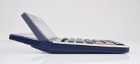 <h4>Business Classy bureau rekenmachine met metalen front en kantelbaar display in een stijlvol design. Voegt een vleugje klasse toe aan elk zakelijk bureau.</h4>
<p>Met grote soepele toetsen voor aangenaam typen, zelfs bij langdurig gebruik. Werkt op zonne-energie en batterij.</p>
<ul style="list-style-type: none;">
<li><strong style="color: #61993b;">âœ“ </strong>Groot en kantelbaar, duidelijk leesbaar LCD scherm</li>
<li><strong style="color: #61993b;">âœ“ </strong>Metalen front</li>
<li><strong style="color: #61993b;">âœ“ </strong>LCD scherm voorzien van acryl glas</li>
<li><strong style="color: #61993b;">âœ“ </strong>“Smooth-Touch” toetsen</li>
<li><strong style="color: #61993b;">âœ“ </strong>Function Command Signs: huidige functieteken is weergegeven boven de cijfers</li>
<li><strong style="color: #61993b;">âœ“ </strong>3-toetsen geheugen</li>
<li><strong style="color: #61993b;">âœ“ </strong>Afrondings- en decimaal-kiezer</li>
<li><strong style="color: #61993b;">âœ“ </strong>Rubberen voeten</li>
</ul>
<p><em>Business Classy rekenmachines combineren praktisch gebruik met een luxe uitstraling. Verfijnde kleurencombinaties, minimalistische lay-out, duidelijk lettertype en hoogwaardige materialen voegen een vleugje klasse toe aan elk zakelijk bureau.</em></p>
<p>De functies zijn speciaal geselecteerd voor het dagelijkse zakelijke werk. De toetsen zijn “Smooth-touch” en vierkant van vorm om prettig te typen, zelfs bij langdurig gebruik.</p>
<p>COST-SELL-MAR : Berekent: kostprijs, marge of verkoopprijs op basis van bruto winst formule.<br />Voorbeeld: kostprijs = 100 / Marge = 20% => Verkoopprijs = 125,=</p>
<p>Alle modellen zijn uitgerust met een auto-off modus, om energie te besparen.</p>
<p><em><strong>DESQ – Feel good at work </strong></em></p>